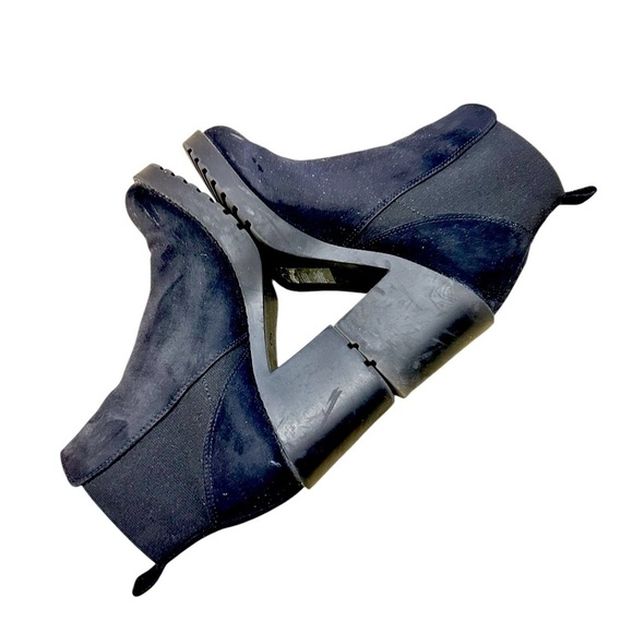 Divided black round toe lug sole faux suede booties pull tab size 7 - Picture 5 of 10